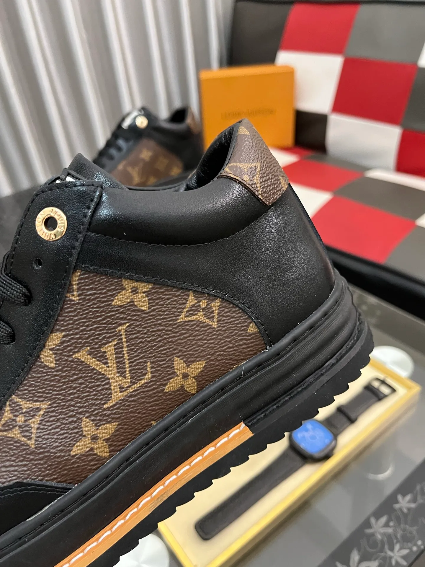 Men's shoes💰: 420⌚️⌚️"LOUI* VUITTO*" popular men's casual shoes, genuine Italian development💯purchase level quality✔️The upper is made of first-layer cowhide, comfortable and soft sheepskin foot pads⚡️Fashionable and versatile. The toe last shape is firm and full, and the soles are made from LV original molds and can be moved in and out of the counter at will. Light and comfortable on the foot~purely handmade, details determine quality! Size:38-442️⃣Colors available